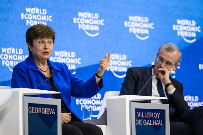 크리스탈리나 게오르기에바 IMF 총재(왼쪽)이 세션에서 토론하고 있다. 사진 AFP