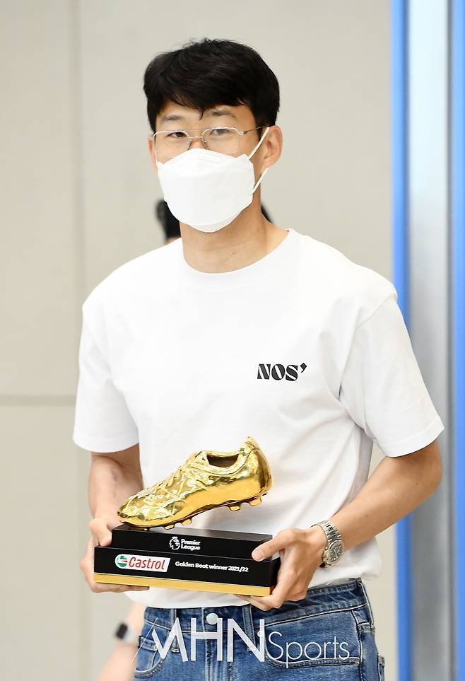 골든부트를 들고 귀국하는 손흥민 선수 [사진=MHN스포츠 DB]