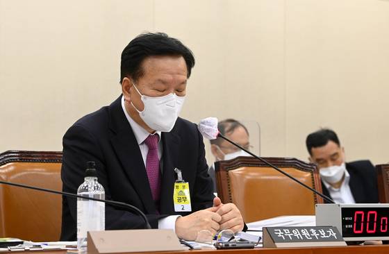 정호영 보건복지부 장관 후보자가 지난 3일 국회에서 열린 인사청문회에서 눈을 감은 채 의원질의를 듣고 있다. 〈사진=국회사진기자단〉