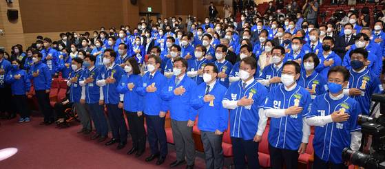 〈YONHAP PHOTO-3064〉 더불어민주당 전국동시지방선거 및 재·보궐선거 통합선거대책위원회 출범식      (서울=연합뉴스) 이정훈 기자 = 11일 오전 국회 의원회관에서 열린 더불어민주당 제8회 전국동시지방선거 및 재·보궐선거 통합선거대책위원회 출범식에서 총괄상임선대위원장을 맡은 이재명 상임고문과 후보자들이 국기에 경례하고 있다. 2022.5.11 [국회사진기자단]      uwg806@yna.co.kr/2022-05-11 13:38:31/ 〈저작권자 ⓒ 1980-2022 ㈜연합뉴스. 무단 전재 재배포 금지.〉