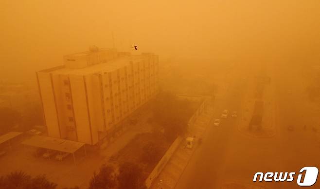 5일(현지시간) 이라크 남부 도시 나시리야가 모래 폭풍에 뒤덮인 모습. © AFP=뉴스1 © News1 김예슬 기자