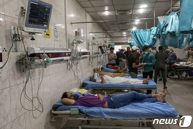 23일(현지시간) 이라크 바그다드의 셰이크 자이드 병원에 호흡기 질환으로 입원한 환자들이 누워있다. © AFP=뉴스1 © News1 김예슬 기자