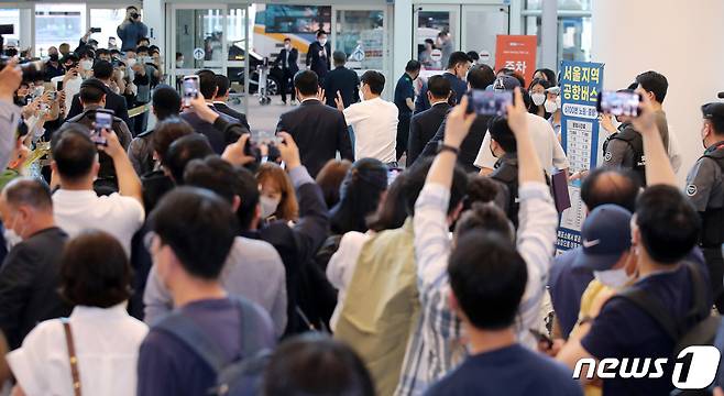 아시아 선수로는 역대 최초로 잉글랜드 프로축구 프리미어리그(EPL) 득점왕에 등극한 손흥민(토트넘)이 24일 오후 인천국제공항을 통해 귀국하고 있다. 2022.3.22/뉴스1 © News1 김진환 기자