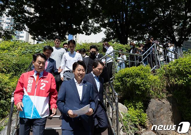 이준석 국민의힘 대표가 24일 오전 경기도 군포시 산본동 가야주공5단지 1차 아파트에서 1기 신도시 재정비사업 신속 추진 현장점검을 마친 후 이동하고 있다. 2022.5.24/뉴스1 © News1 이재명 기자