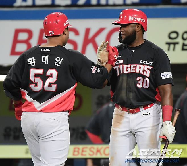 24일 대구 라이온즈파크에서 열린 KIA 타이거즈와 삼성 라이온즈 경기. 6회초 2사 황대인이 솔로포를 치고 들어와 소크라테스의 축하를 받고 있다. 대구=정재근 기자 cjg@sportschosun.com/2022.5.24/