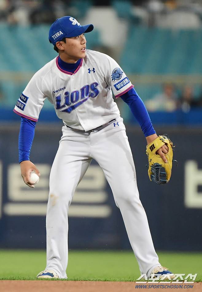 24일 대구 라이온즈파크에서 열린 KIA 타이거즈와 삼성 라이온즈 경기. 8회초 2사 3루 소크라테스의 강습타구를 놓친 유격수 이재현이 아쉬워하고 있다. 대구=정재근 기자 cjg@sportschosun.com/2022.5.24/