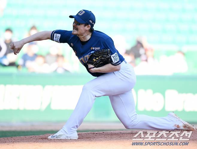 15일 인천 SSG랜더스필드 NC 다이노스와 SSG 랜더스 경기. 원종현이 투구하고 있다. 인천=정재근 기자 cjg@sportschosun.com/2022.5.15/