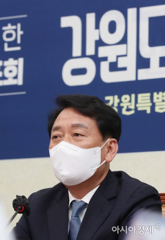 6·1 지방선거 강원도지사 출마 선언을 한 이광재 더불어민주당 의원이 25일 국회에서 열린 강원도를 위한 민주당 5대 비전 발표회에 참석, 모두발언을 하고 있다./윤동주 기자 doso7@