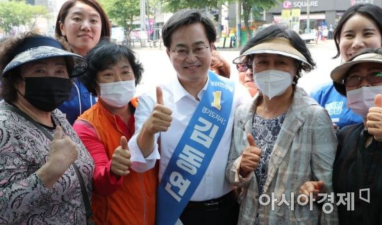 김동연 더불어민주당 경기도지사 후보가 20일 경기 광주시 이마트 경기광주점 앞에서 열린 유세에 참석, 시민들과 기념촬영을 하고 있다./국회사진기자단