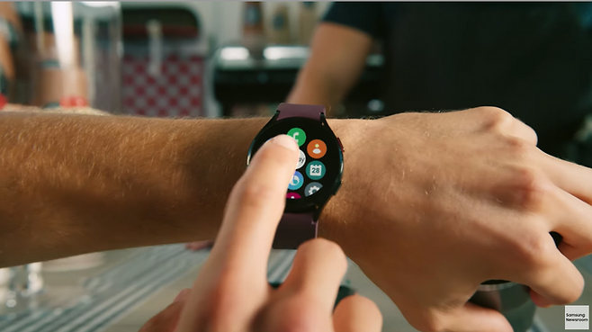 삼성전자 갤럭시워치4 구글 어시스턴트 활용 이미지.ⓒ삼성전자