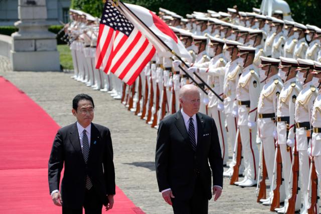 일본을 방문 중인 조 바이든(오른쪽) 미국 대통령이 23일 도쿄 아카사카 영빈관에서 열린 환영식에서 기시다 후미오 일본 총리와 함께 의장대를 사열하고 있다. 도쿄=AP 연합뉴스