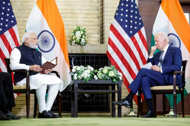 조 바이든(오른쪽) 미국 대통령이 24일 일본 도쿄 총리 관저에서 나렌드라 모디 인도 총리와 정상회담을 갖고 있다. 도쿄=로이터 연합뉴스