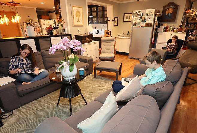 각자 자리에서 자습 중인 첫째 줄리아와 셋째 와슨, 넷째 바이바. 송봉근 기자