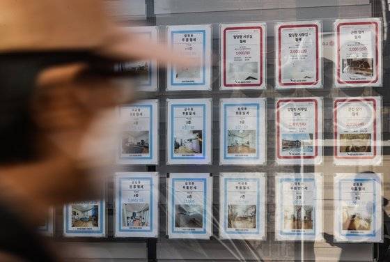 지난 3월 서울 시내 한 부동산 중개업소 모습. 연합뉴스