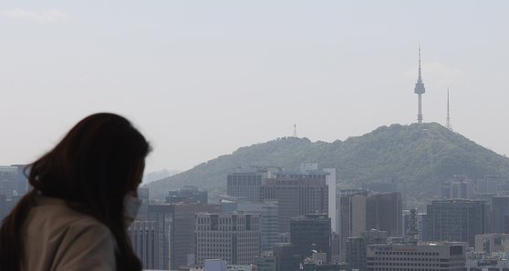 실외 마스크 착용 의무 해제를 하루 앞둔 지난 1일 오전 서울 종로구 인왕산 인근에서 바라본 남산 일대가 중국 네이멍구에서 발생한 황사의 영향으로 뿌옇다. 연합뉴스