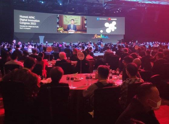 켄 후 화웨이 순환회장이 19일(현지시간) 싱가포르 마리나베이 샌즈 엑스포 컨벤션센터에서 열린 ‘화웨이 APAC 디지털 혁신 콩그레스’에서 화상 기조연설을 하고 있다. 김경미 기자