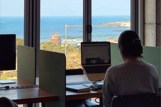 일을 하면서 휴가도 즐기는 '워케이션' 문화가 확산하고 있다. 코로나 장기화로 유연 근무를 선호하는 직장인과 기업이 늘어나면서다. 사무실을 벗어나 해변이나 산속에서 일을 하고, 업무가 끝나면 색다른 장소에서 여행을 즐길 수 있다는 점이 워케이션의 매력이다. 사진은 제주 조천읍에 자리한 '오피스제주'의 사무 공간. 사진 마이리얼트립