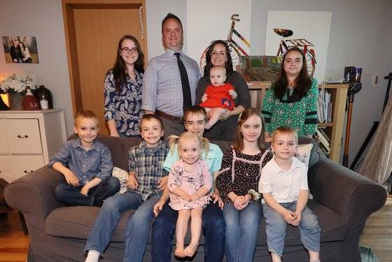 데이비드 먼디 교수 가족. 윗줄 왼쪽부터 첫째 줄리아(16), 먼디 교수, 아내 에린, 막내 올리(1), 둘째 루시아(14), 아랫줄 왼쪽부터 여섯째 헨리(6), 다섯째 미첼(9), 셋째 왓슨(13), 여덟째 노라(4), 넷째 바이바(11), 일곱째 포터(5). 송봉근 기자