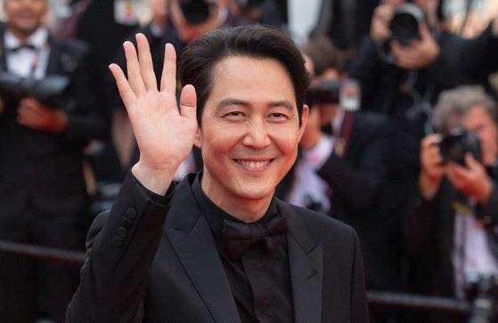 영화감독 겸 배우 이정재가 23일 오후(현지시간) 제75회 칸 국제영화제가 경쟁부문 진출작 ’헤어질 결심' 월드 프리미어 시사회에 참석하기 위해 레드카펫을 지나고 있다. 감독 데뷔작 '헌트'로 미드나이트 스크리닝 부문에 초청된 이정재는 첫 연출작으로 칸에 온 모든 신인감독이 후보에 오르는 황금카메라상 수상을 겨루게 됐다. [뉴스1]