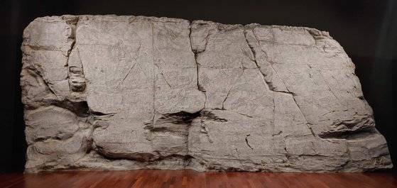 실물 크기로 제작한 대곡리 반구대 암각화 모형[사진 연세대 박물관]