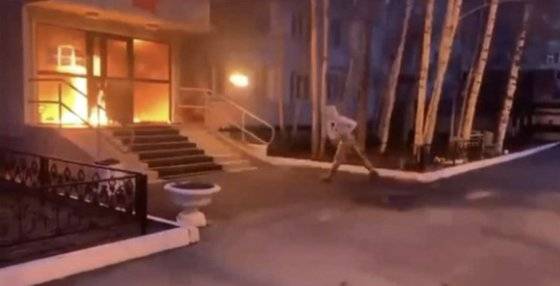 한 남성이 얼굴을 가리고 5월 초 러시아 입대 사무소에 화염병을 던지고 있다. 트위터 캡처