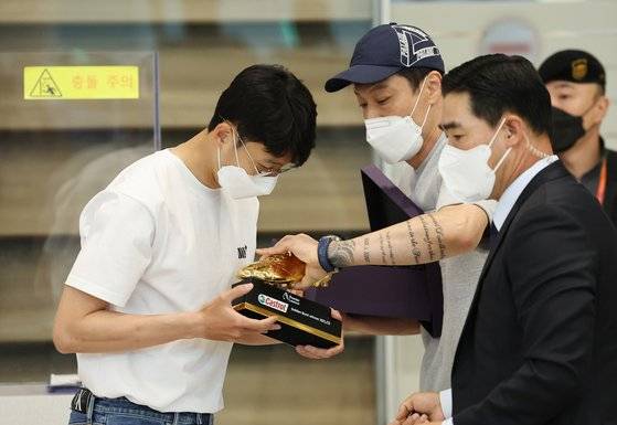 취재진을 위해 미리 준비한 프리미어리그 득점왕 트로피를 꺼내 보이는 손흥민. [연합뉴스]