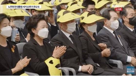 김정숙 여사가 지난 23일 노무현 전 대통령 서거 13주기 추도식에서 가수 강산에씨 노래에 맞춰 어깨를 들썩이고 있다. [사진 경남MBC 유튜브 캡처]