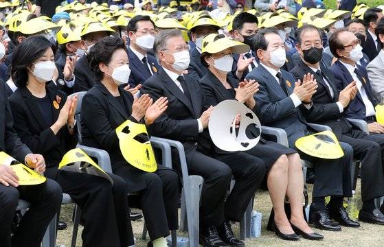 문재인 전 대통령과 부인 김정숙 여사, 노무현 전 대통령 부인 권양숙 여사 등 참석자들이 23일 오후 경남 김해시 진영읍 봉하마을 생태문화공원에서 열린 故 노무현 전 대통령 서거 13주기 공식 추도식에서 박수를 치고 있다. 송봉근 기자