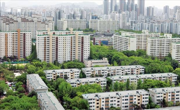 정부가 재건축 안전진단 기준 완화 시점을 내년으로 미루면서 서울 목동, 상계동 등 재건축 기대가 높던 단지 주민들의 불만이 커지고 있다. 서울 양천구 목동신시가지 11·12단지 전경.    임대철 한경디지털랩 기자