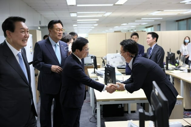 박병석 국회의장(왼쪽에서 세번째)이 윤석열 대통령의 안내에 따라 용산 대통령실을 둘러보면서 대통령실 직원과 악수하고 있다. 왼쪽부터 윤 대통령, 정진석 국회부의장, 박 의장. 대통령실 제공