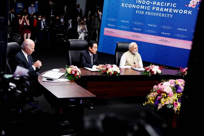 조 바이든 미국 대통령과 기시다 후미오 일본 총리, 나렌드라 모디 인도 총리(왼쪽부터)가 지난 23일 일본 도쿄에서 인도·태평양 경제프레임워크(IPEF) 출범 행사를 열고 있다. 로이터연합뉴스