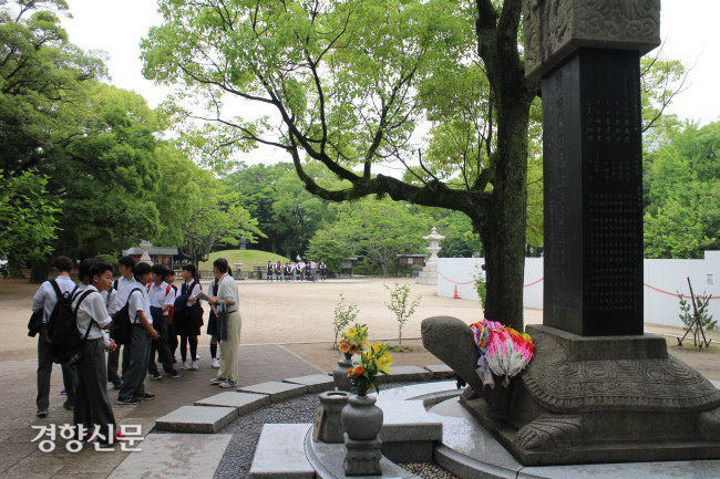 일본 히로시마 평화기념공원에 있는 한국인 희생자 위령비 앞으로2016년 5월  26일 단체여행을 온 학생들이 지나가고 있다. 버락 오바마 미국 대통령의 방문을 하루 앞두고 이날 공원에는 관람객들의 방문이 이어졌다./윤희일 기자