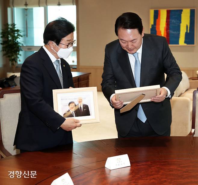 윤석열 대통령이 24일 용산 대통령실 청사 집무실에서 국회의장단을 접견하며 박병석 국회의장에게 조 바이든 미국 대통령과 함께 찍은 사진 액자를 선물하고 있다. 대통령실사진기자단