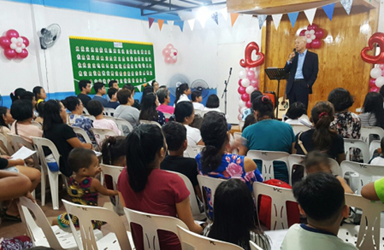 김춘호 이사장이 방과후 학교에서 필리핀 코피노 학생들에게 한국문화 등에 대해 수업을 진행하고 있다.