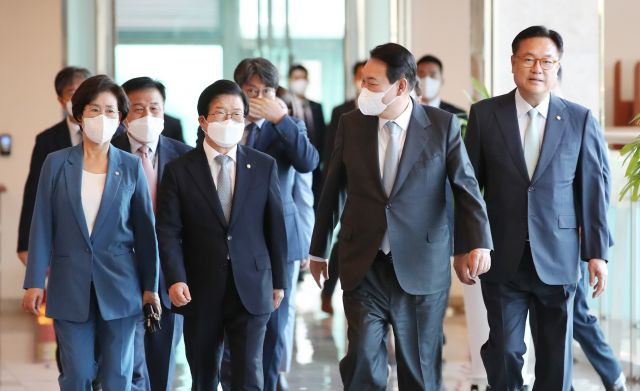 윤석열 대통령이 24일 서울 용산 국방컨벤션에서 열린 국회의장단 만찬에 참석하고 있다. 앞줄 왼쪽부터 김상희 국회부의장, 박병석 국회의장, 윤 대통령, 정진석 국회부의장. 뉴시스