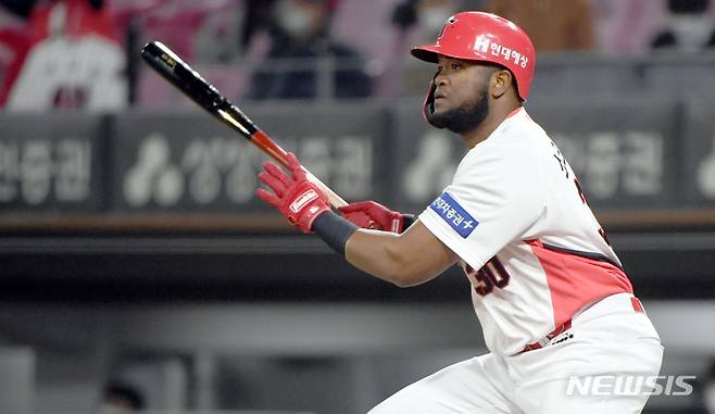 [광주=뉴시스] 류형근 기자 = 6일 오후 광주 북구 광주-기아챔피언스필드에서 열린 2022프로야구 KIA 타이거즈 대 한화 이글스의 경기, 5회말 무사 1루에서 KIA 2번타자 소크라테스가 타격을 하고 있다. 2022.04.06. hgryu77@newsis.com
