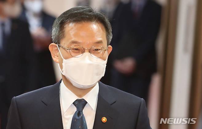 [서울=뉴시스] 김명원 기자 = 이종호 과학기술정보통신부 장관이 17일 오전 서울 종로구 정부서울청사에서 열린 국무회의에 참석하고 있다. 2022.05.17. kmx1105@newsis.com