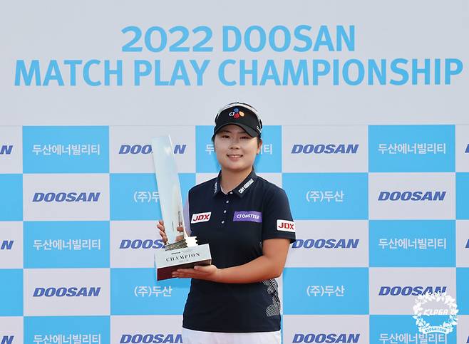 [서울=뉴시스] 백동현 기자 = 22일 강원 춘천시 라데나GC에서 열린 2022 두산 매치플레이 챔피언십에서 우승을 차지한 홍정민이 트로피를 들고 기념촬영하고 있다. (사진=KLPGA/박준석 제공) 2022.05.22. photo@newsis.com *재판매 및 DB 금지