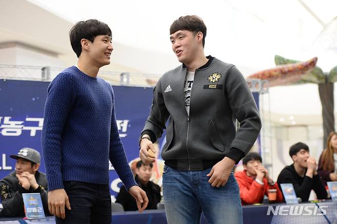 [서울=뉴시스]허웅(왼쪽)과 이승현 (사진 = KBL 제공)