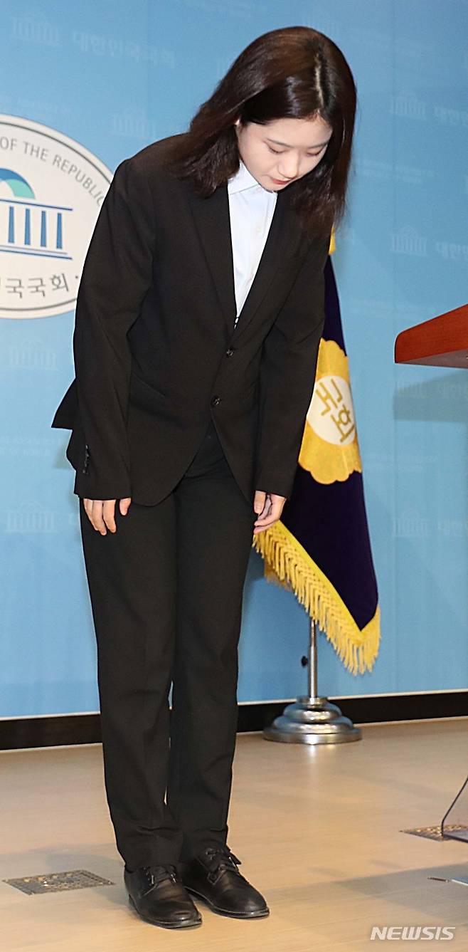 [서울=뉴시스] 전진환 기자 = 박지현 더불어민주당 공동비상대책위원장이 24일 서울 여의도 국회 소통관에서 대국민 호소 기자회견 중 고개 숙여 인사하고 있다. (공동취재사진) 2022.05.24. photo@newsis.com