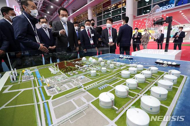 [대구=뉴시스] 홍효식 기자 = 윤석열 대통령이 24일 대구 북구 엑스코에서 열린 세계가스총회에 참석해 한국가스공사 부스에서 LNG-LH2 하이브리드 인수기지 모형을 살펴보고 있다. 2022.05.24. yesphoto@newsis.com