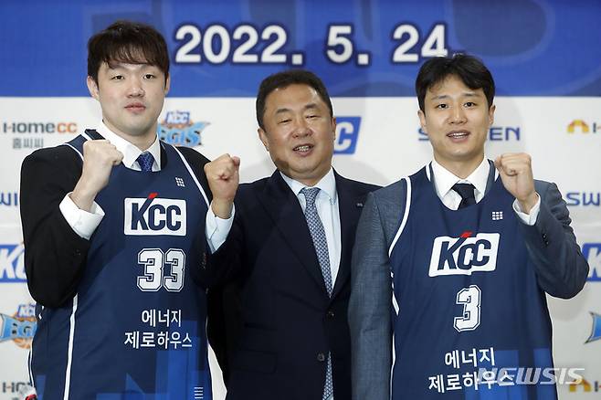[서울=뉴시스] 최동준 기자 = FA를 통해 전주 KCC 이지스에 입단한 이승현, 허웅이 24일 서울 서초구 KCC 본사에서 열린 입단식 및 기자회견에서 전창진 감독과 기념촬영을 하고 있다. 2022.05.24. photocdj@newsis.com