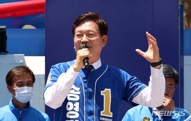 [서울=뉴시스] 국회사진기자단 = 송영길 더불어민주당 서울시장 후보가 24일 서울 청계광장에서 유엔 아시아본부 서울 유치 정책 유세를 하고 있다. 2022.05.24. photo@newsis.com