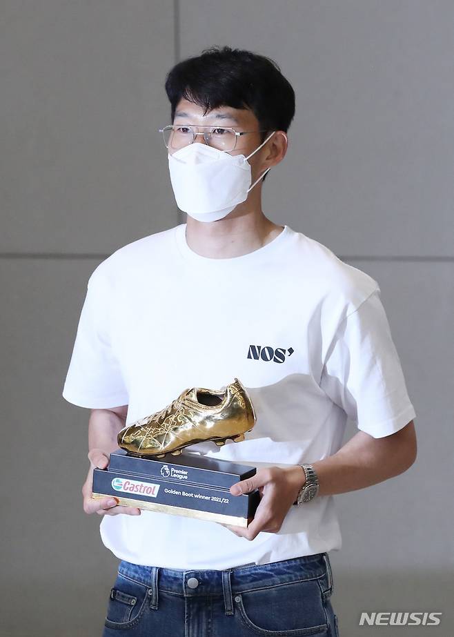 [인천공항=뉴시스] 김진아 기자 = 아시아 선수 최초로 잉글랜드 프로축구 프리미어리그(EPL) 득점왕에 오른 손흥민(토트넘)이 24일 오후 인천국제공항을 통해 귀국, 골든부트를 들고 포즈를 취하고 있다. 2022.05.24. bluesoda@newsis.com