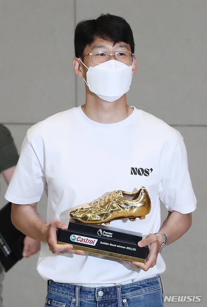 [인천공항=뉴시스] 김진아 기자 = 아시아 선수 최초로 잉글랜드 프로축구 프리미어리그(EPL) 득점왕에 오른 손흥민(토트넘)이 24일 오후 인천국제공항을 통해 귀국, 골든부트를 들고 포즈를 취하고 있다. 2022.05.24. bluesoda@newsis.com