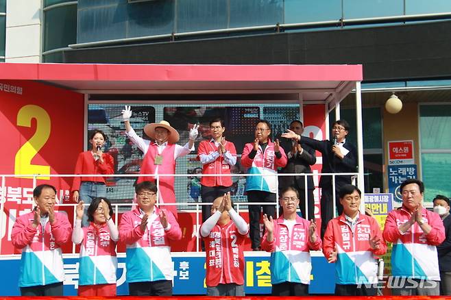 [영덕=뉴시스] 이바름 기자 = 24일 오후 경북 영덕군 강구면 동광어시장 앞에서 국민의힘 합동 유세가 열린 가운데 이철우 경북도지사 후보와 김광열 영덕군수 후보, 광역·기초의회의원 출마 후보자들이 인사하고 있다. 2022.05.24. right@newsis.com