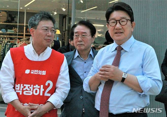 [원주=뉴시스] 이덕화 기자 = 24일 박정하 원주갑 국회의원 후보와 원강수 원주시장 후보 유세 지원을 위해 원주시를 방문한 권성동 국민의힘 원내대표가 유세 전 박 후보와 함께 대화를 나누고 있다. 이날 유세에서 권 원내대표는 "박정하·원강수 후보에게 시민 여러분의 소중한 한표를 행사 한다면 당 차원에서 책임지고 원주에 예산폭탄을 투하하겠다"고 약속했다. 2022.05.24. wonder8768@newsis.com