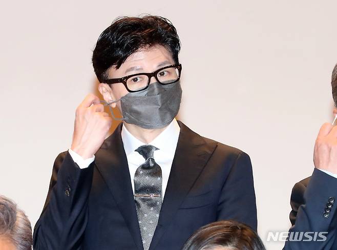 [세종=뉴시스] 강종민 기자 = 한동훈 법무부 장관이 23일 오전 세종시 정부세종청사에서 열린 한덕수 국무총리 취임식에 참석, 기념촬영을 위해 마스크를 벗고 있다. 2022.05.23. ppkjm@newsis.com