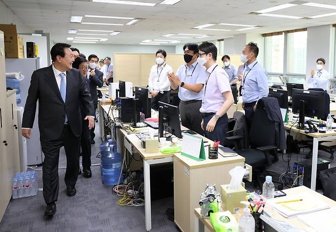 [서울=뉴시스] 윤석열 대통령과 박병석 국회의장이 24일 서울 용산 대통령실 청사 집무실에서 접견을 마친 후 사무실을 둘러보고 있다. (사진=대통령실 제공) 2022.05.24. photo@newsis.com *재판매 및 DB 금지