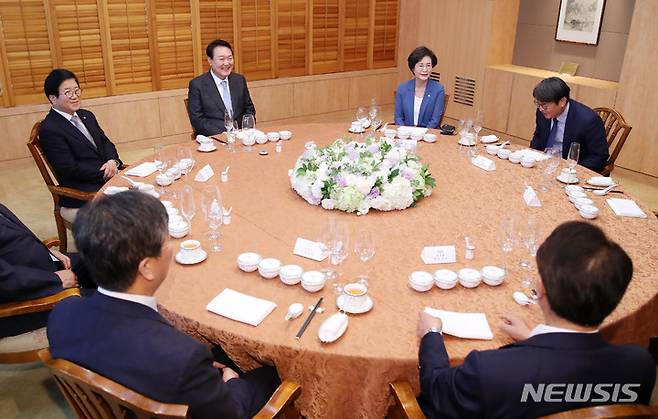 [서울=뉴시스] 전신 기자 = 윤석열 대통령이 24일 서울 용산 국방컨벤션에서 열린 국회의장단 만찬에서 박병석 국회의장 등 참석자들과 환담하고 있다. 2022.05.24. photo1006@newsis.com